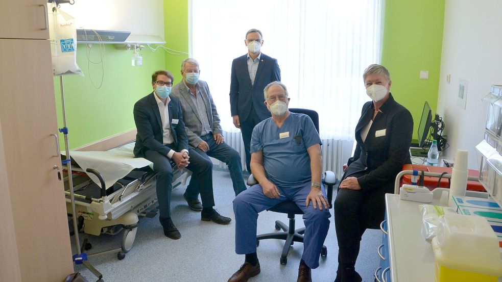 Hier ist der erste Behandlungsraum der Notfall-Triage-Praxis in Norden zu sehen. Das Bild zeigt zudem Dr. Alexander Dinse-Lambracht (von links), Dr. Volker Niehaus (KVN), Dieter Krott, Günther Kahle und Dr. Astrid Gesang. Foto: Hillebrand