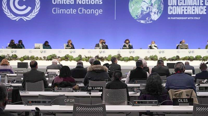 Delegierte nehmen an der verfahrensmäßigen Eröffnung des UN-Klimagipfels COP26 teil. Das Treffen im schottischen Glasgow geht mit Ansprachen Dutzender Staats- und Regierungschefs in seinen zweiten Tag. Foto: Alberto Pezzali/AP POOL/dpa