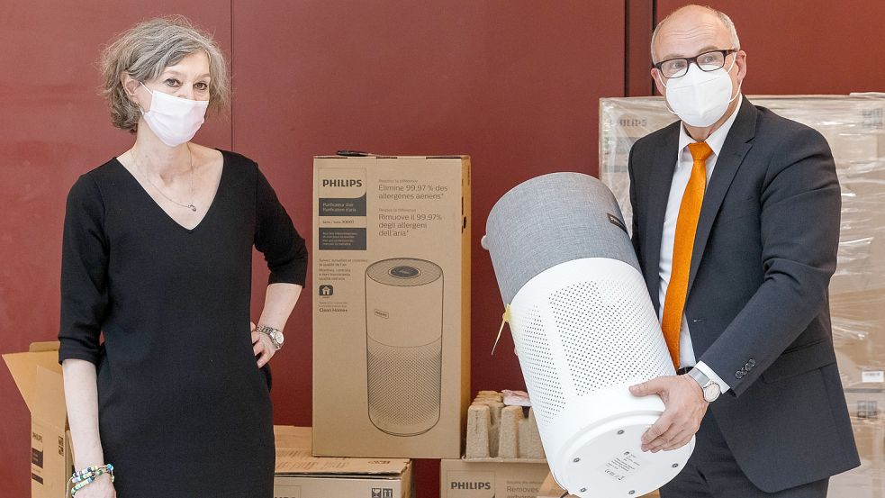 In Hamburg sind Luftfiltergeräte für alle Klassenzimmer zur Chefsache geworden: Schulsenator Ties Rabe (SPD) zeigte Anfang September einer Grundschulleiterin das erste mobile Luftfiltergerät gegen Corona-Viren für eine Hamburger Schule. Insgesamt hat er 21.000 Geräte bestellt. Foto: Scholz/dpa