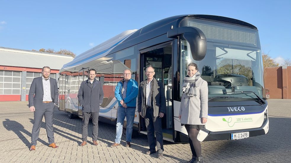 Stellten am Montag gemeinsam das Projekt vor (von links): Jens Buß, Geschäftsführer Kreisbahn Aurich GmbH, Kreisrat Sebastian Smolinski, Michael Voet, Iveco Magirus AG, Tilli Rachner, VEJ-Geschäftsführer, und Sandra Schellenberg, VEJ-Projektleiterin. Foto: VEJ