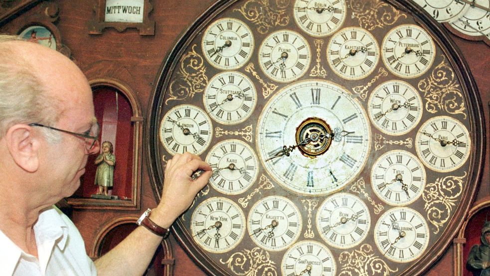 Gute alte Zeit: Der 2017 verstorbene Richard Menke, einst Uhrmachermeister im Deutschen Uhrenmuseum in Furtwangen im Schwarzwald-Baar-Kreis, stellt die Nollsche Weltzeituhr um. In der Uhr gibt es 17 Zifferblätter - ob das für die EU reicht? Foto: Patrick Seeger/dpa