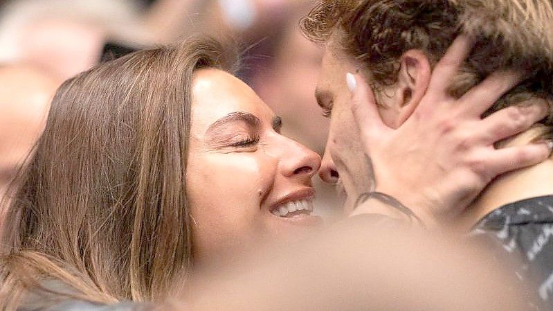 Alexander Zverev küsst seine Freundin Sophia Thomalla nach seinem Einzug ins Finale in Wien. Foto: Georg Hochmuth/APA/dpa