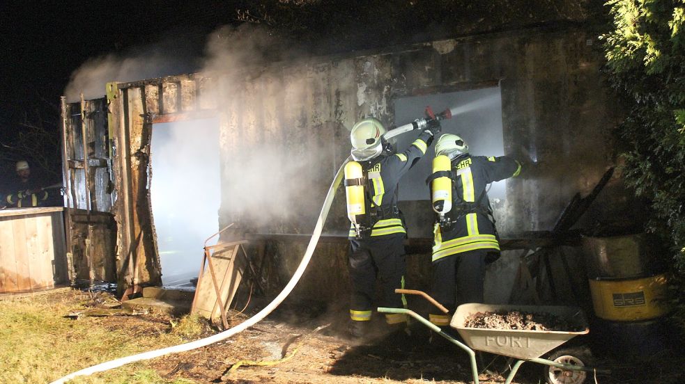 Der Inhalt des brennenden Containers konnte nicht gerettet werden. Foto: Feuerwehr Krummhörn