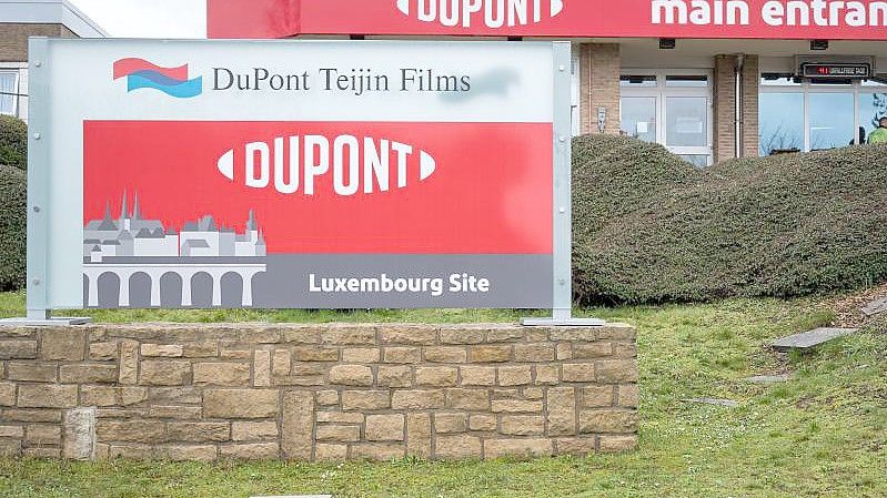 Das Logo des US-Unternehmens Dupont de Nemours (aufgenommen in Luxemburg). Foto: Oliver Dietze/dpa