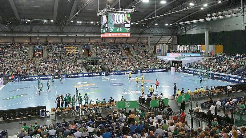 Auch in der Handball-Bundesliga füllen sich die Hallen langsam wieder. Foto: Hendrik Schmidt/dpa-Zentralbild/ZB