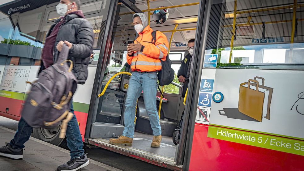 Hohe Ticketpreise machen den Öffentlichen Personennahverkehr vielerorts unattraktiv - zumal in ländlichen Regionen, wo Bus und Bahn nur sporadisch fahren. Foto: Jürgen Ritter/imago-images