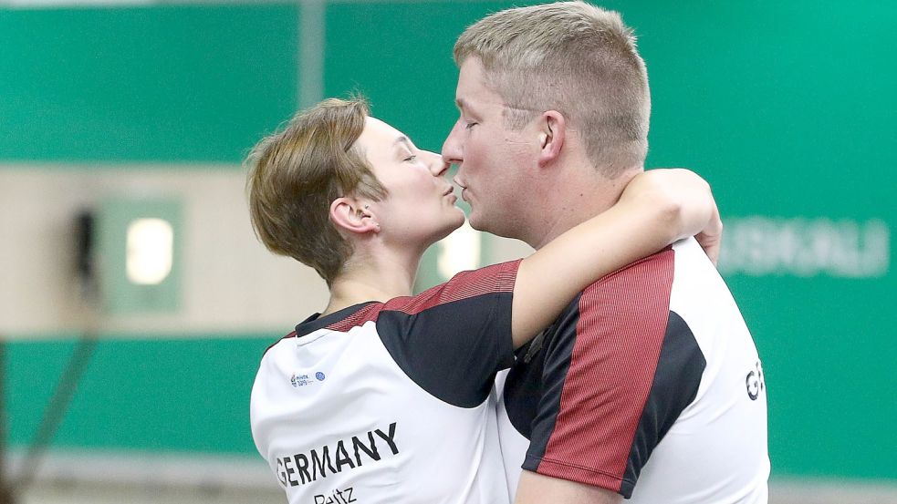 Ein Küsschen für die Medaille: Bei den Europaspielen 2019 im weißrussischen Minsk gewannen Sandra und Christian Reitz Bronze im Luftpistolen-Mixed-Wettbewerb. Foto: Imago