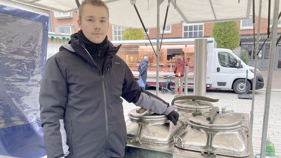Kevin Vohlken ist seit diesem Dienstag mit einem Suppenstand auf dem Emder Wochenmarkt vertreten. Foto: Mimkes