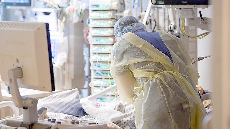 Ein Intensivpfleger ist auf einer Intensivstation bei einem Covid-19-Patienten. (Archivbild). Foto: Sebastian Gollnow/dpa