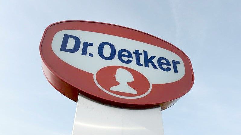 Das Firmenlogo vor der Konzernzentrale von Dr. Oetker in Bielefeld. Foto: picture alliance / dpa