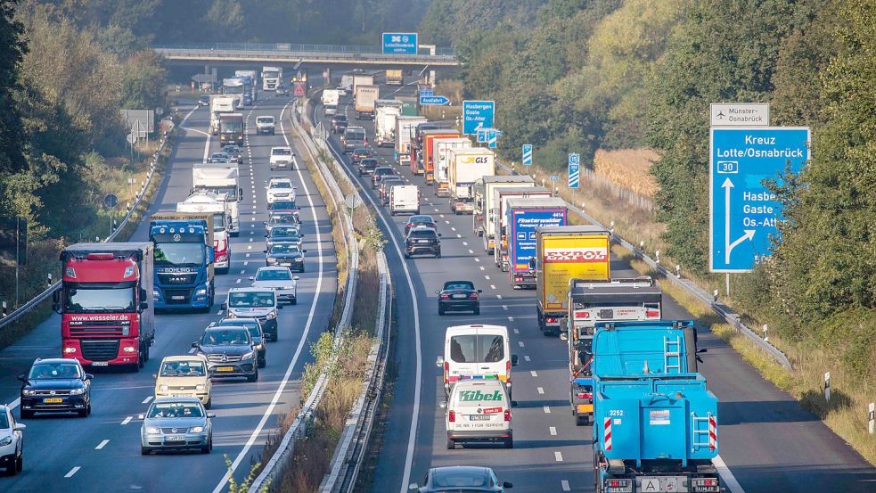 Alltag in Ballungsgebieten und auf stark frequentierten Autobahnabschnitten wie hier im Bereich A1/ Lotter Kreuz: Die rechte Spur gehört den Truckern, die Tag für Tag die Versorgung von Industrie, Handel und Verbrauchern sicherstellen. Foto: Jörn Martens