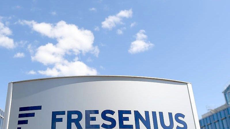 Der Schriftzug "Fresenius" prangt auf einer Stele nahe der Konzernzentrale der Fresenius SE & Co. KGaA.mit. Foto: Arne Dedert/dpa