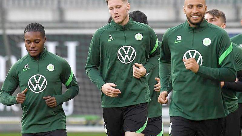 Wout Weghorst (2.v.l.) vom VfL Wolfsburg gibt gegen Salzburg sein Comeback nach einer zweiwöchigen Quarantäne. Foto: Swen Pförtner/dpa