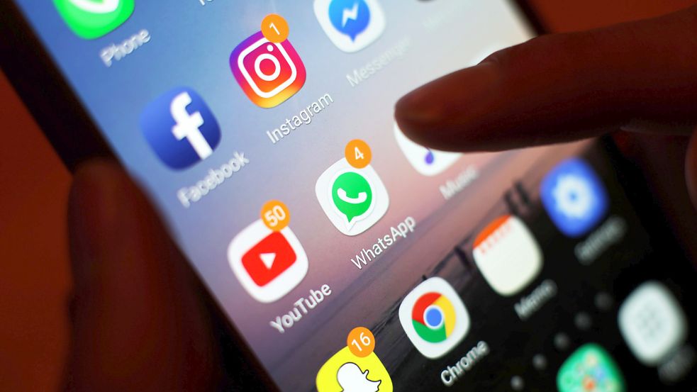 Über Facebook können Kommunen ihre Infos direkt auf die Smartphones ihrer Einwohner schicken. Foto: Yui Mok/PA Wire/dpa