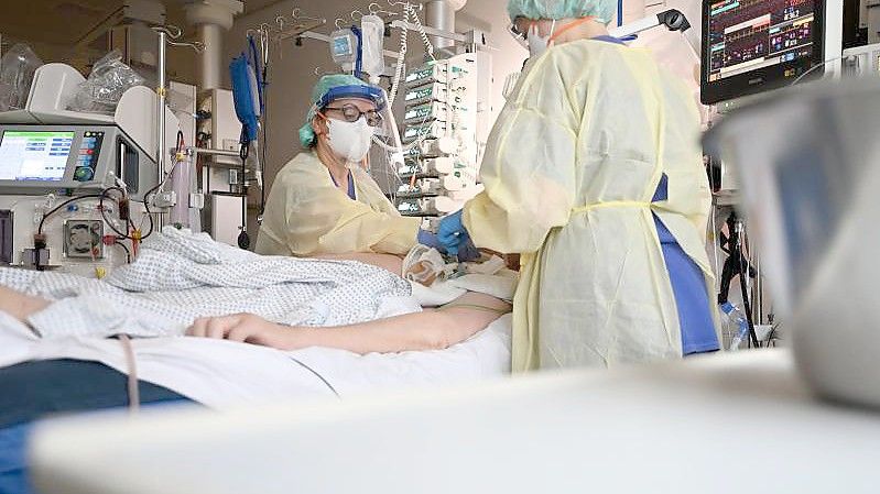 Ein Patient auf der Intensivstation für Covid-19 Patienten des Klinikum Stuttgart. Für Ungeimpfte gelten in Baden-Württemberg künftig wieder umfassendere Testpflichten sowie die Rückkehr von Kontaktbeschränkungen. Foto: Marijan Murat/dpa