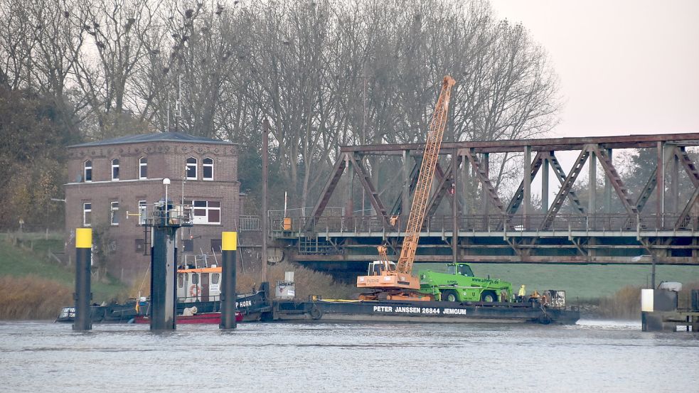 Ein Ponton hat bei der Friesenbrücke festgemacht. Mit Hilfe eines Krans werden kleinere Teile der Brücke herausgehoben. Foto: Ammermann