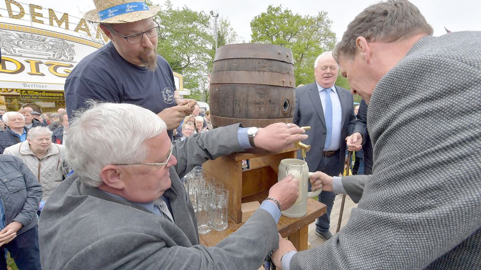 Der traditionelle Fassanstich: 2019 wurde zuletzt auf dem Bagbander Markt gefeiert. Fotos: Ortgies/Archiv