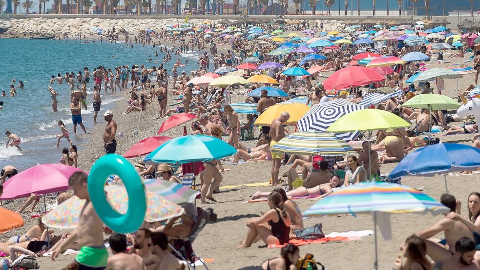 In den inzwischen beendeten Herbstferien haben viele Ostfriesen noch einmal Strandurlaub im Süden gemacht. Symbolfoto: Foto: Merida/SOPA Images via ZUMA Wire/DPA