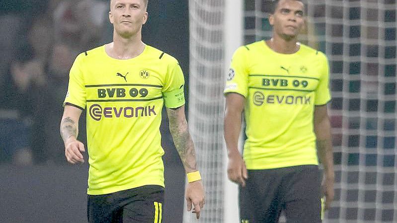 Wollen Wiedergutmachung: Dortmunds Marco Reus (l) und Manuel Akanji. Foto: Bernd Thissen/dpa/Archivbild