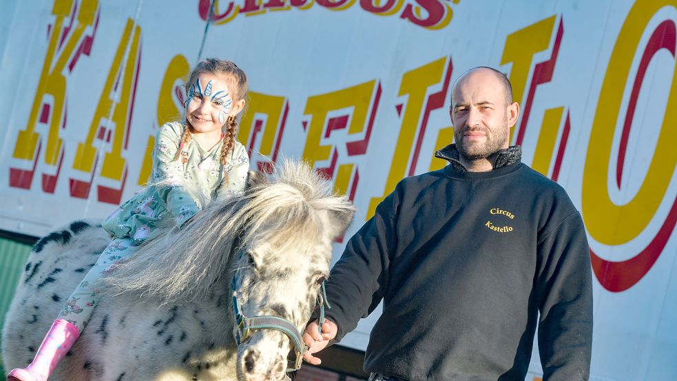 Auch Rocky Franks Tochter Malena (4) vermisst die Auftritte. Sie ist mit ihrem Bruder Remino bereits mit Kinder-Akrobatik im Programm dabei. Fotos: Ortgies