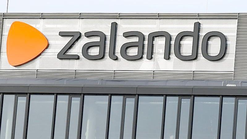 Das Logo vom Onlinehändler Zalando am Headquarter vom Zalando Campus am Mercedes-Platz in Berlin. Foto: Jens Kalaene/dpa-Zentralbild/dpa