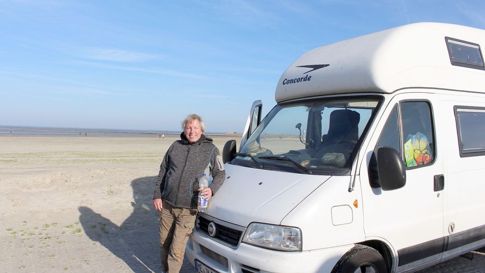 Jochen Kroll aus Mettmann steht mit seinem Wohnmobil in der ersten Reihe zum Wasser. Foto: Oltmanns