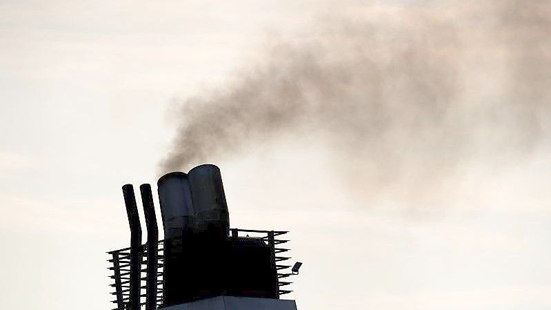 Eine Fähre stößt Abgase aus einem Schornstein aus. An der Klimakrise hat der Schiffsverkehr einen vergleichsweise großen Anteil. Foto: Daniel Reinhardt/dpa