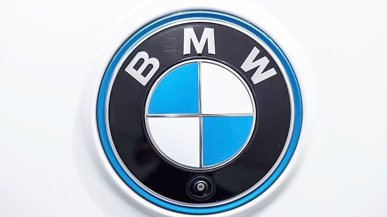 Der Autobauer BMW hat im abgelaufenen Quartal trotz der Lieferengpässe bei Elektronikchips mehr verdient. Foto: Matthias Balk/dpa