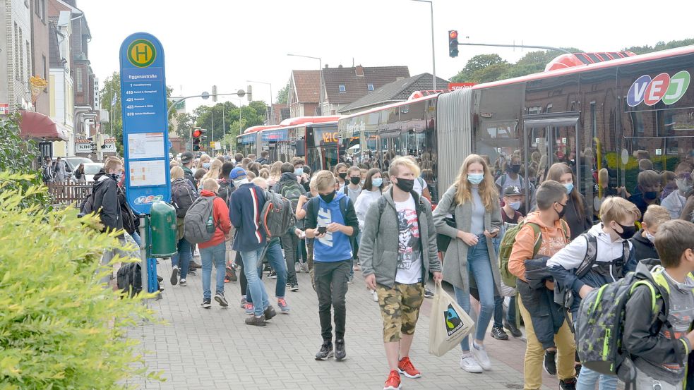 Nicht nur die Grundschüler aus Loppersum haben es schwer, sondern auch die älteren Kinder und Jugendlichen, die mit dem Bus von Hinte oder aus der Krummhörn nach Emden müssen. Dieses Bild entstand vor gut einem Jahr an der Emder Haltestelle Eggenastraße. Foto: Archiv