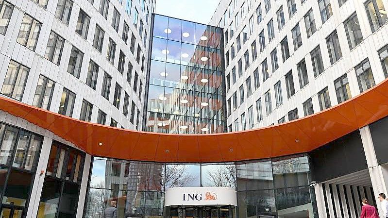 Die Direktbank ING verlangt künftig Gebühren für die Girocard. Foto: Arne Dedert/dpa