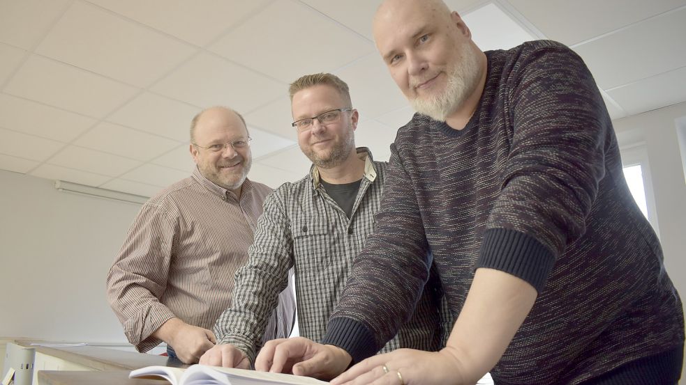 Der Autor und Journalist Detlef M. Plaisier (r.) möchte sein Buchprojekt in Emden fortsetzen. Dabei unterstützen ihn Egon Philipps, Leiter des Fachdienstes Gemeinwesen der Stadt Emden (l.) sowie Sven Dübbelde von der Freiwilligenagentur. Foto: Archiv