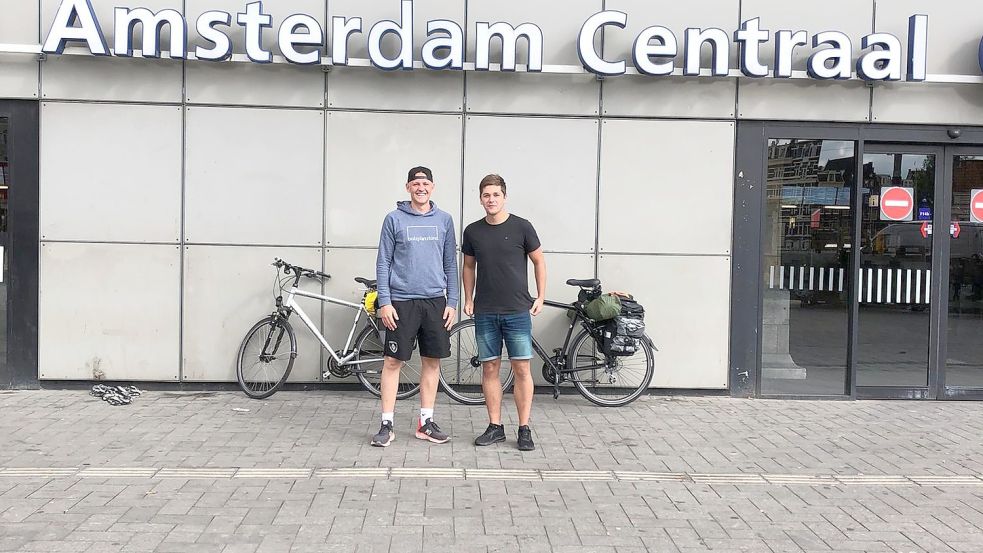 Der TuRa-Torjäger ist auch ein leidenschaftlicher Radfahrer. Im September fuhr Frank Waden (links) gemeinsam mit seinem besten Freund Henry Lukaßen binnen fünf Tage rund 420 Kilometer nach Amsterdam. Foto: Privat