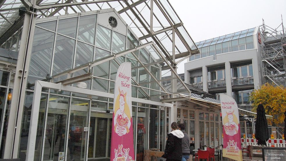 In der Markthalle sind derzeit nur die Bäckerei und der Asia-Imbiss geöffnet. Fotos: Luppen