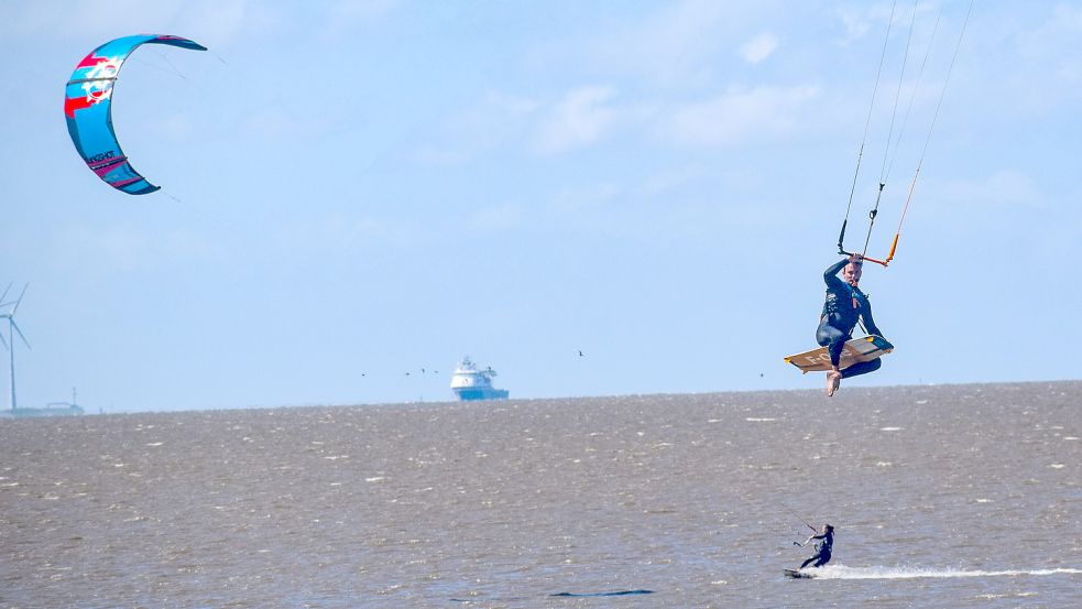 Ein Könner in der Luft: Maximilian Müller vom Kite-Club Ostfriesland hebt ab und macht während des Fluges auch noch Kunststücke. Fotos: Privat