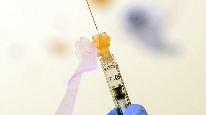 Eine Kinderdosis mit einem Corona-Impfstoff wird im "Children's National Hospital" in eine Spritze aufgezogen. Foto: Carolyn Kaster/AP/dpa