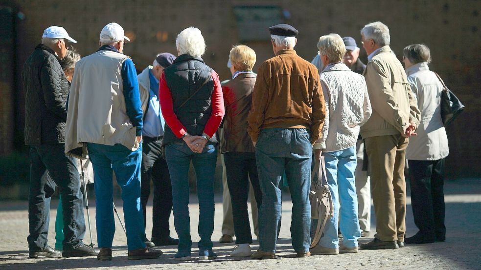Senioren in Stendal (Sachsen-Anhalt): Rentnerinnen und Rentner dürfen sich auf eine deutlich steigende Rente freuen. Foto: Jens Wolf/dpa