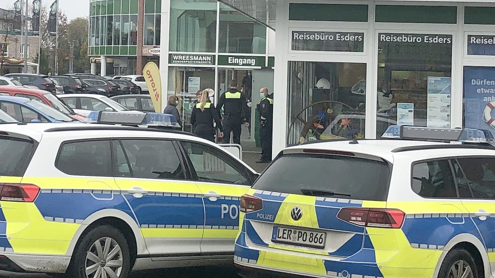 Mit zwei Streifenwagen fuhren die Polizeibeamten am Samstagmittag zum Kaufhaus Wreesmann in Ostrhauderfehn. Dort hatte kurz zuvor ein Trickbetrüger zugeschlagen. Foto: Zein