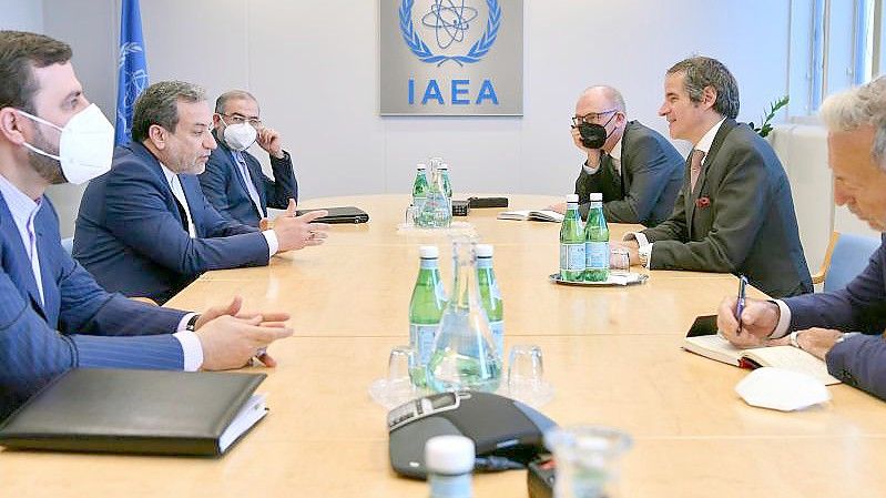 Rafael Mariano Grossi (2.v.r), Generaldirektor der Internationalen Atomenergiebehörde, spricht mit Abbas Araghchi (Araqchi,2.v.l), Vize-Außenminister des Iran. Foto: Dean Calma/IAEA/dpa