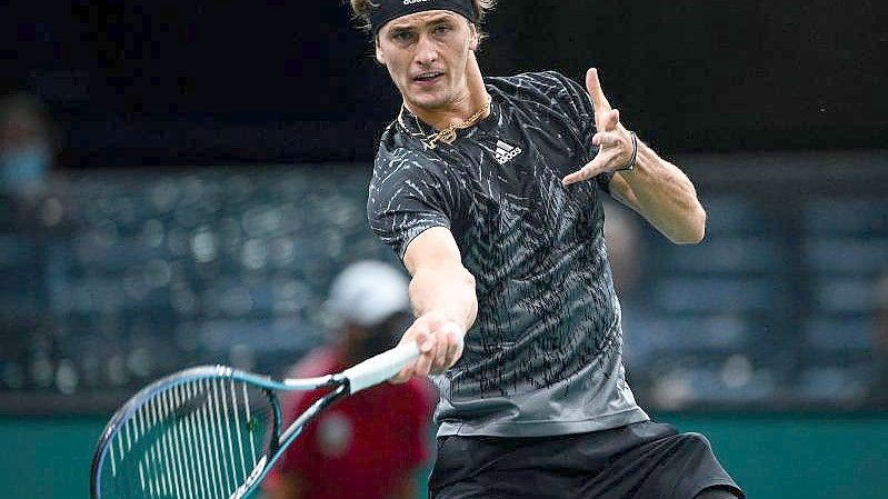 Alexander Zverev erreichte in Paris die zweite Runde. Foto: Christophe Archambault/AFP/dpa