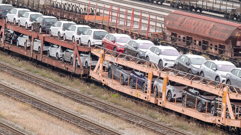 Bis ein Neuwagen ausgeliefert wird, müssen Kunden lange warten. Foto: Kneffel/dpa