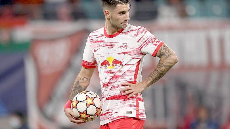 Leipzigs Dominik Szoboszlai hält den Ball während des Spiels. Foto: Jan Woitas/dpa-Zentralbild/dpa