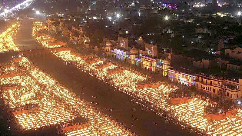 Über 900.000 irdene Lampen wurden im indischen Ayodhaya angezündet und brannten 45 Minuten lang. Foto: Rajesh Kumar Singh/AP/dpa