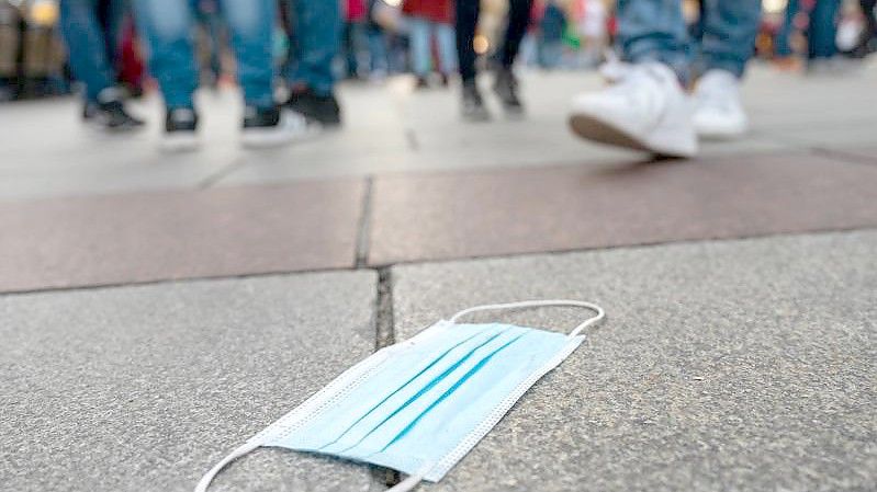 Ein Mann steht in Hamburg vor Gericht weil er nach einem Streit um das Tragen einer Maske auf einen Mann eingestochen haben soll. Foto: Peter Kneffel/dpa