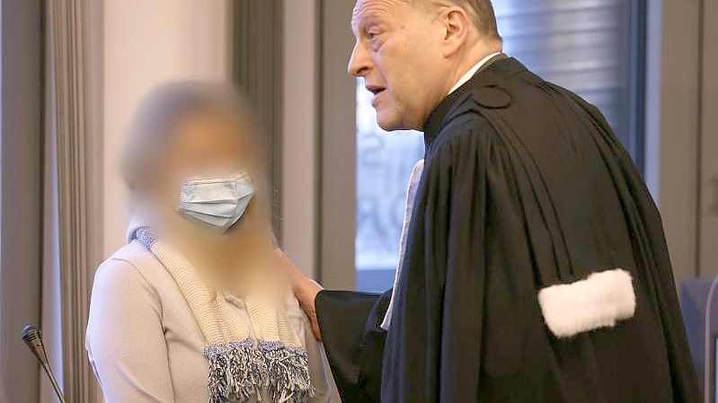 Die Angeklagte im Landgericht Solingen neben ihrem Anwalt Thomas Seifert. Die Frau wurde zu lebenslanger Haft verurteilt. Foto: Oliver Berg/dpa