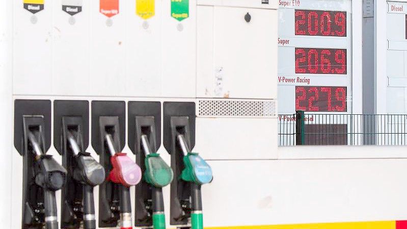 Die Preisanzeige einer Tankstelle an der Autobahn A7 im Landkreis Hildesheim. (Archivbild). Foto: Julian Stratenschulte/dpa