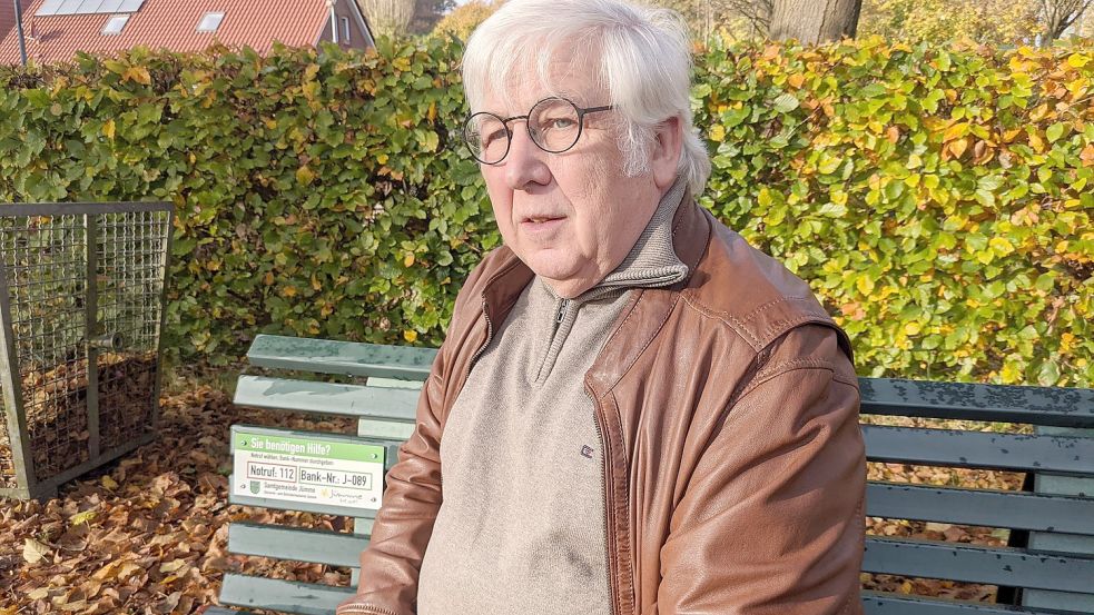 Harald Schirrmann vom Senioren- und Behindertenbeirat in der Samtgemeinde Jümme sitzt auf einer Bank auf dem Friedhof in Nortmoor. Mit Hilfe der Banknummer kann in der Rettungsleitstelle deren exakter Standort ermittelt werden. Foto: privat