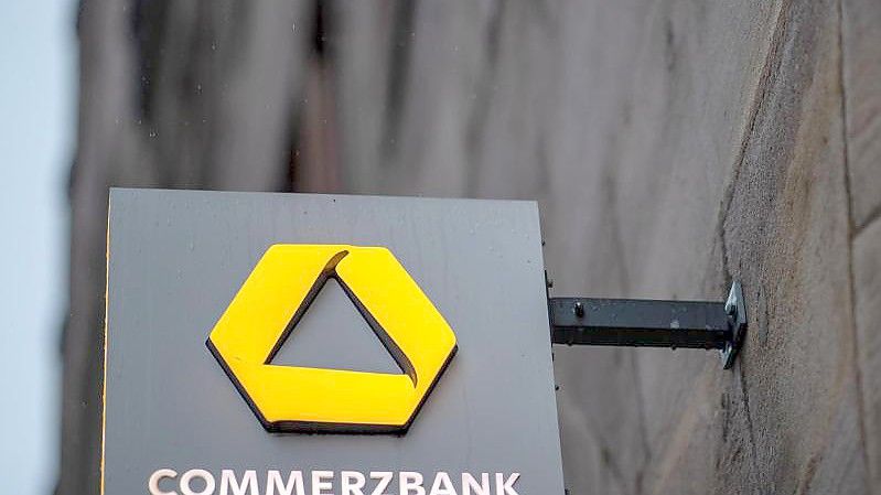 Für das Gesmatjahr rechnet die Commerzbank mit einem positiven Konzernergebnis. Foto: Daniel Karmann/dpa