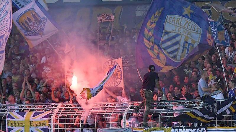 Der Deutsche Fußball-Bund darf Vereine weiterhin wegen des Verhaltens ihrer Zuschauer mit Geldstrafen belegen. Foto: Hendrik Schmidt/dpa-Zentralbild/dpa