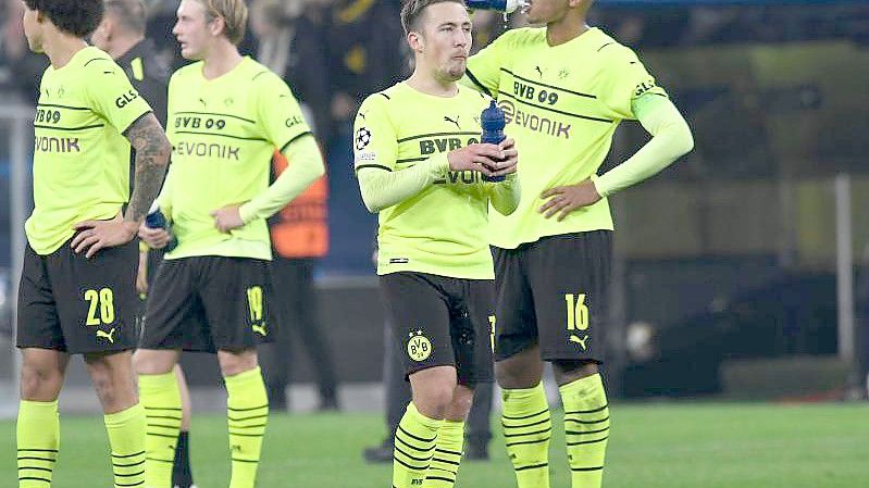 Dortmunds Axel Witsel (l-r), Dortmunds Julian Brandt, Dortmunds Felix Passlack und Dortmunds Manuel Akanji nach dem Spiel. Foto: Bernd Thissen/dpa