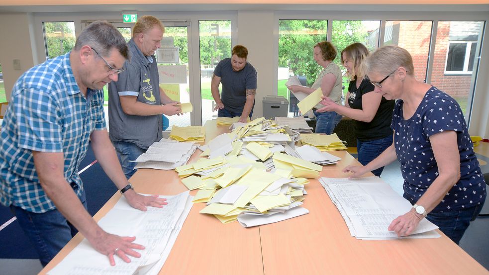 Auch in der Gemeinde Hinte ist im September ein neuer Rat gewählt worden. Das Bild entstand bei der Auszählung der Stimmen in Alt-Hinte und zeigt Helmut Kusche (von links), Christian Mudder, Jens Weck, Angelika Meißner, Karina Jelden und Katrin Dittmann. Foto: F. Doden